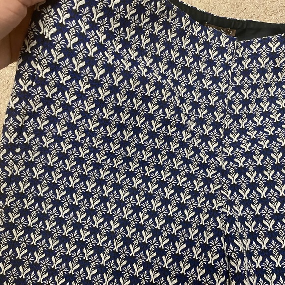 J. MCLAUGHLIN navy, black, and white flat front skinny printed pants size 2 - Picture 2 of 6